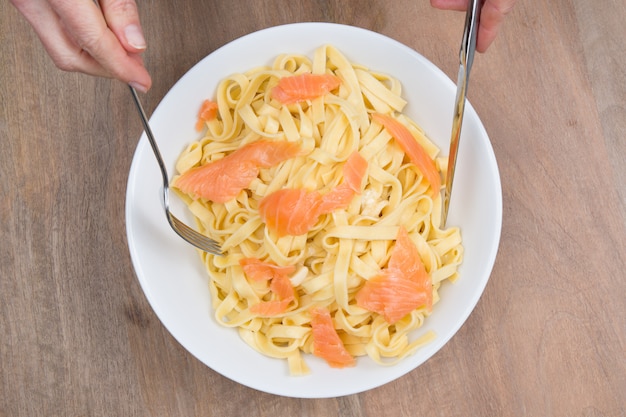 Pasta fettucina con salmón