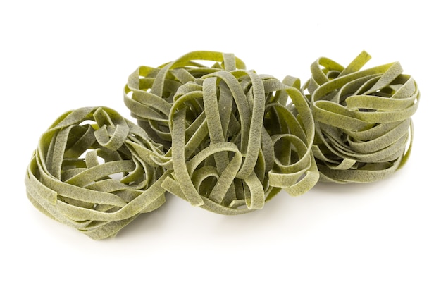 Pasta fettucine verde sobre blanco