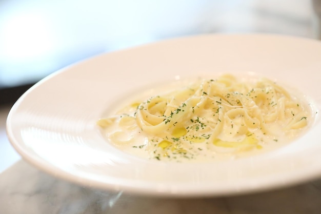 Pasta fettucini con queso, comida italiana