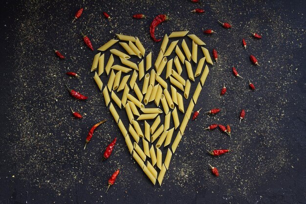 Pasta en forma de corazón sobre fondo negro