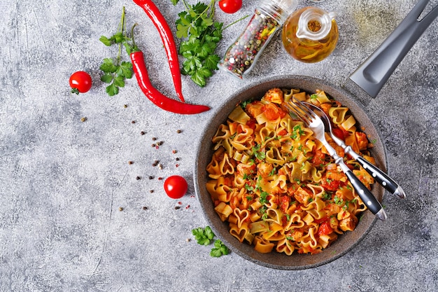 Pasta en forma de corazones con pollo y tomate en salsa de tomate. Vista superior