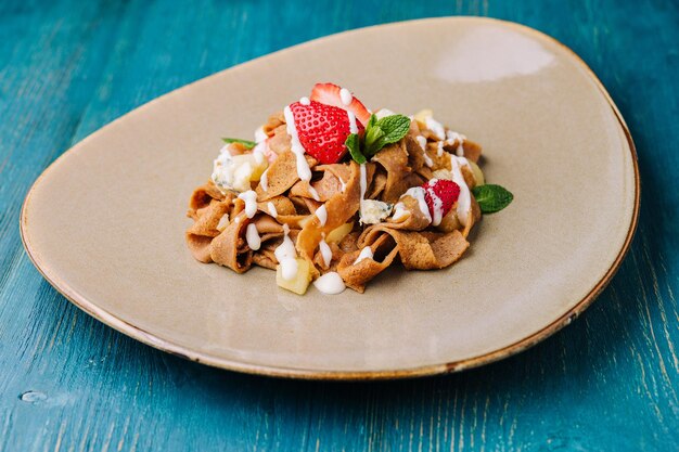 Pasta con fresa y crema agria