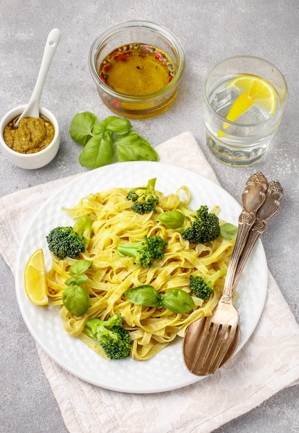 Pasta fresca casera con pesto