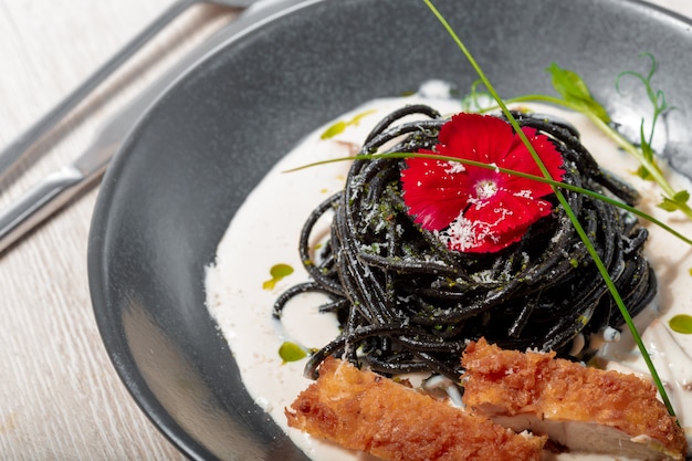 Pasta fresca de tagliolini negro con pollo a las hierbas