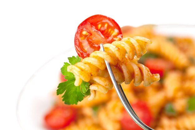 Foto pasta fresca en un tenedor aislado en blanco