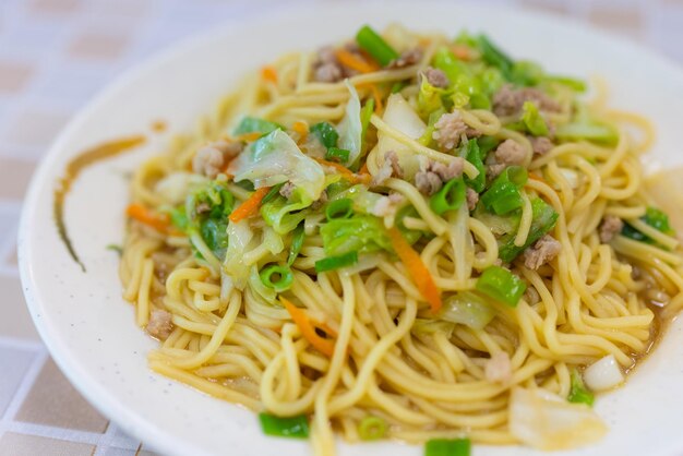 Pasta frita en sartén con verduras