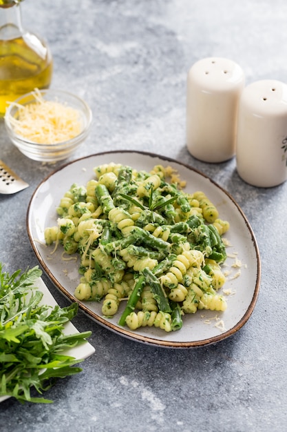 Pasta fusili con vegetales verdes y salsa cremosa