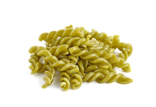 Foto pasta fusilli aislada en blanco