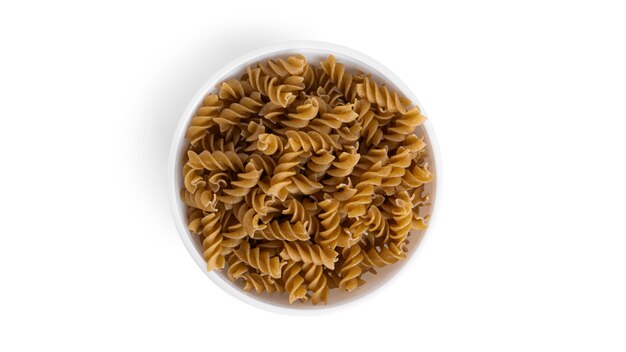 Pasta fusilli aislado en blanco