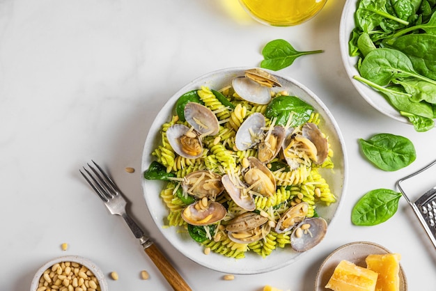 Pasta fusilli alle vongole pasta de mariscos con almejas queso parmesano espinacas y piñones con