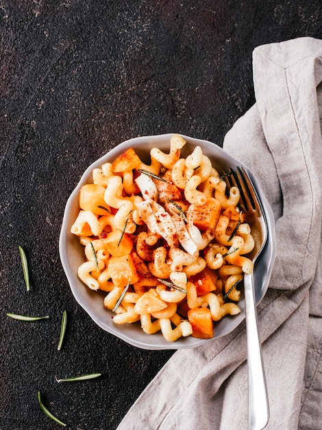 Pasta fusilli con calabaza, romero y queso brie