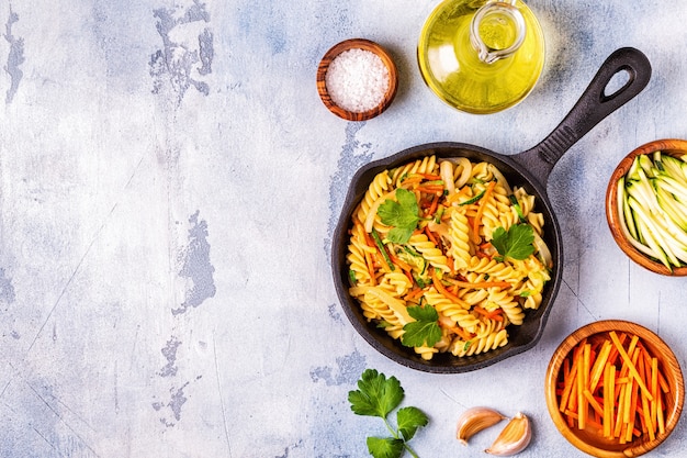 Pasta fusilli con calamar, calabacín y zanahoria