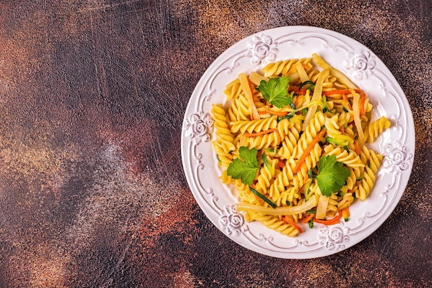 Pasta fusilli con calamar, calabacín y zanahoria