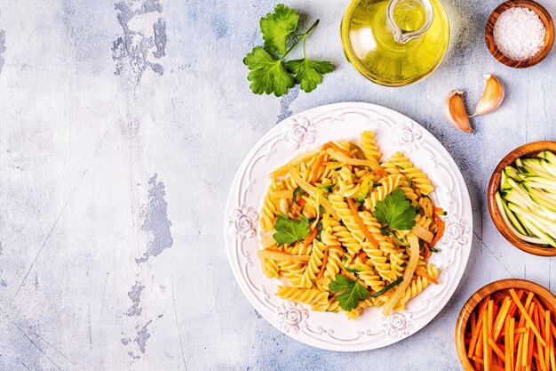 Pasta fusilli con calamar, calabacín y zanahoria