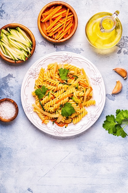 Pasta fusilli con calamar, calabacín y zanahoria