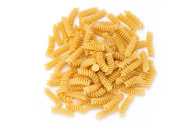 Pasta fusilli sin cocer aislado superficie blanca.