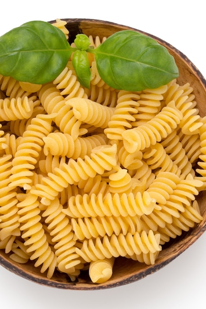 Pasta fusilli sin cocer blanco aislado