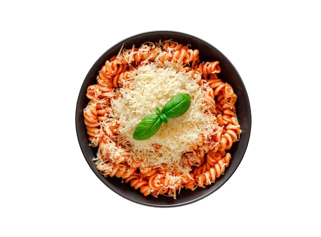 Pasta fusilli cocinada con salsa de tomate parmesano rallado y albahaca aislado sobre fondo blanco con camino de recorte