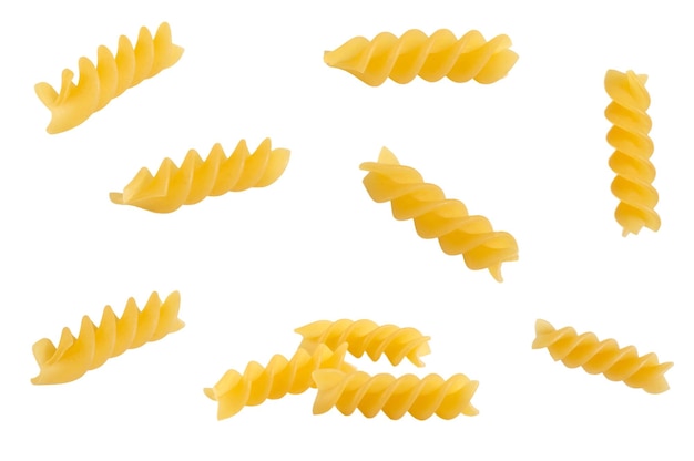 Foto pasta fusilli cruda aislada sobre fondo blanco