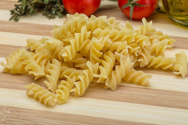 Pasta fusilli cruda