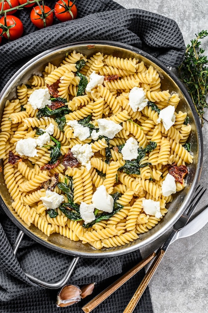 Pasta fusilli con espinacas y queso ricotta