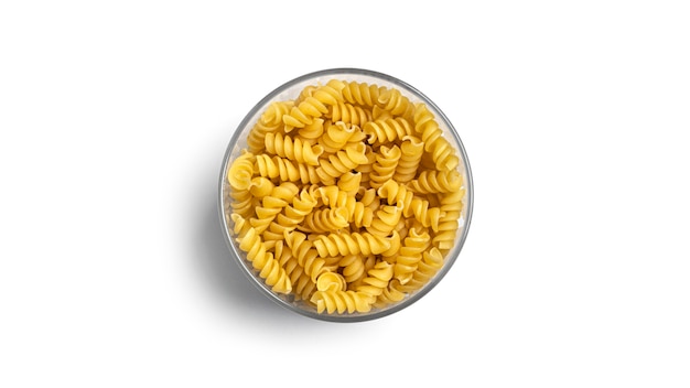 Pasta fusilli en un frasco de vidrio aislado.