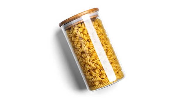 Pasta fusilli en un frasco de vidrio aislado.