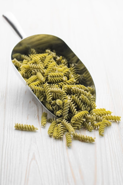 Pasta fusilli de frijol mungo sobre un fondo de madera