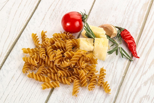 Pasta de fusilli de granos enteros crudos