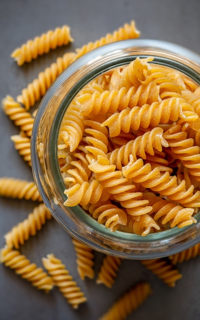 Pasta fusilli integral típica con fondo desenfocado