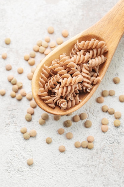 Pasta fusilli de lentejas verdes sobre un fondo de hormigón gris