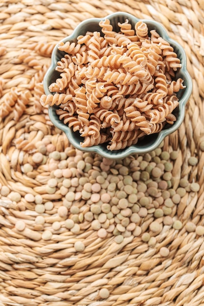 Pasta de fusilli de lentejas verdes