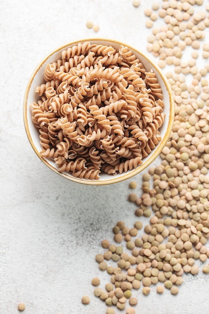 Pasta de fusilli de lentejas verdes