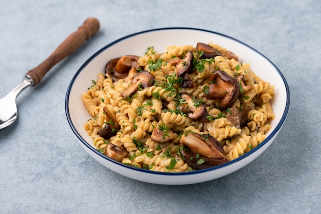 Pasta Fusilli mit Pilz in Kräutersauce