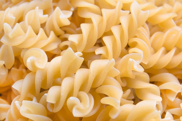 Pasta. Fusilli. Pasta Hintergrund. Trockene Pasta Fusilli. Nahansicht. Makro