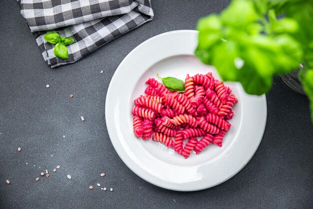 pasta fusilli remolacha salsa vegetal remolacha segundo plato comida fresca comida vegana comida bocadillo