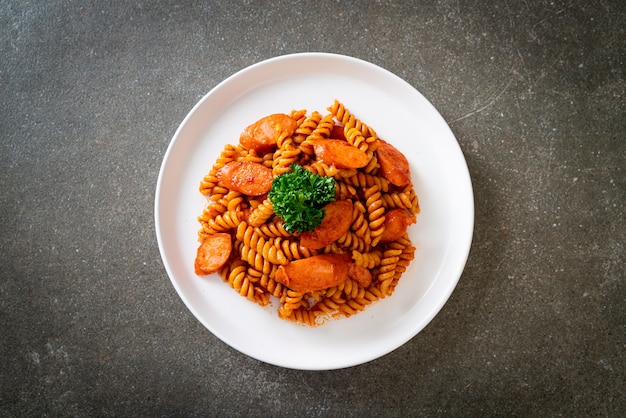 Pasta fusilli con salsa de tomate y salchicha