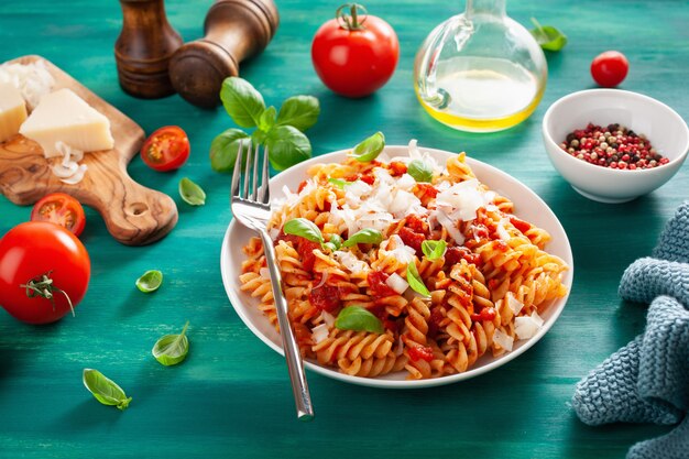 Pasta fusilli saludable con salsa de tomate y albahaca parmesana