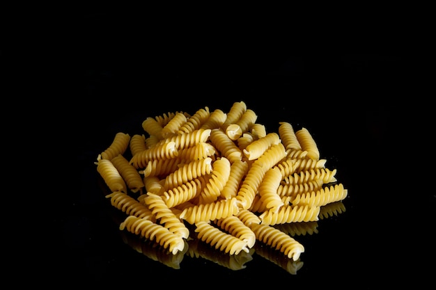 Pasta fusilli sobre fondo negro