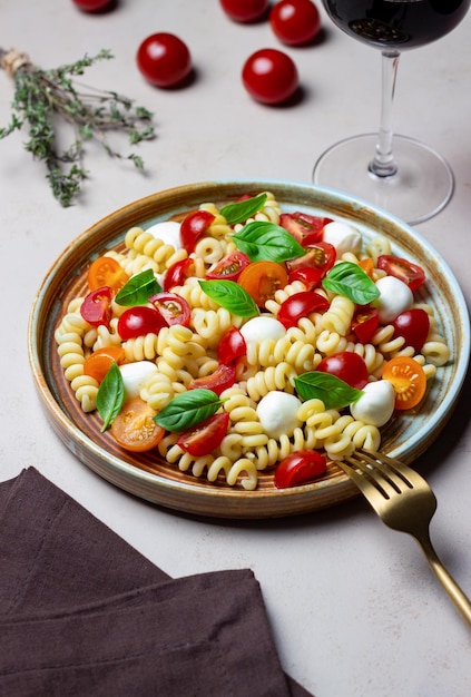 Pasta fusilli con tomate mozzarella y albahaca Comida italiana Alimentación saludable Comida vegetariana