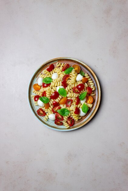 Pasta fusilli con tomate mozzarella y albahaca Comida italiana Alimentación saludable Comida vegetariana