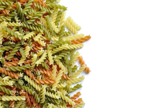 Foto pasta fusilli tricolore isoliert auf weißem hintergrund