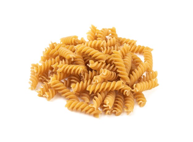 Pasta fusilli de trigo integral aislado