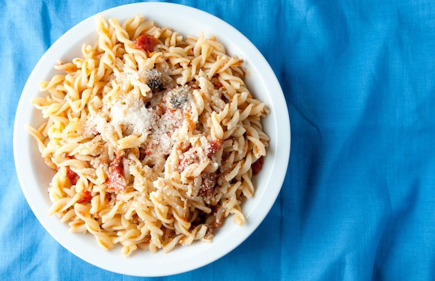 Pasta-Fusilli und eine vegetarische Tomatensauce