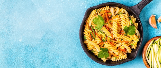 Pasta fusilli con verduras frescas