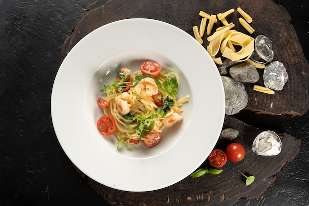 Pasta con gambas. Espaguetis, camarones, ajo, ají, mantequilla, grana padano. Un plato principal caliente con mariscos.