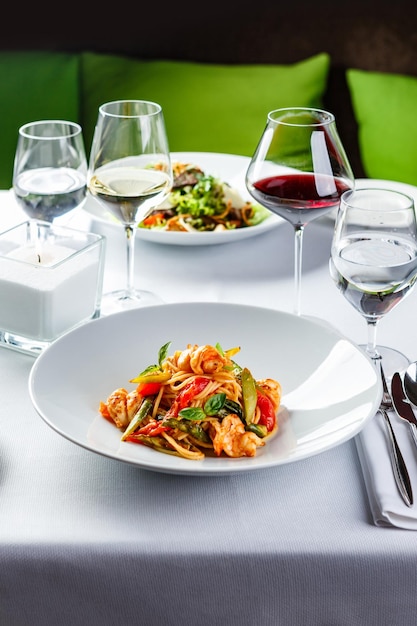 Pasta con gambas, espárragos verdes y pimientos