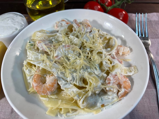 Pasta con gambas y salsa de queso azul