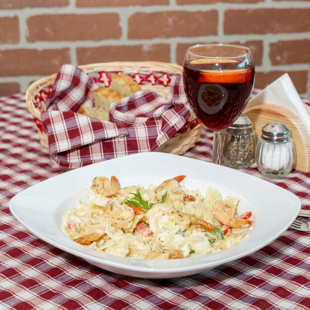 Pasta con gambas y vino beberage