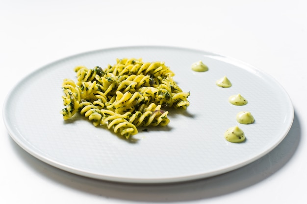 Pasta sin gluten con espinacas. Plato de dieta Minimalismo